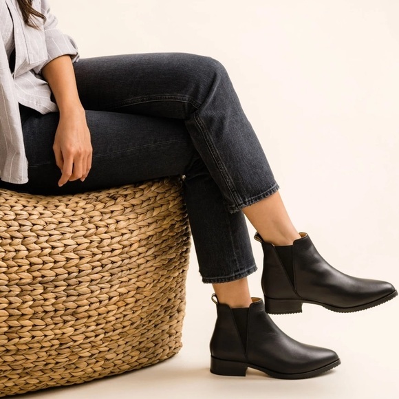 Nisolo Classic Chelsea Commuter Black Leather Booties Size 6.5 - Picture 3 of 9